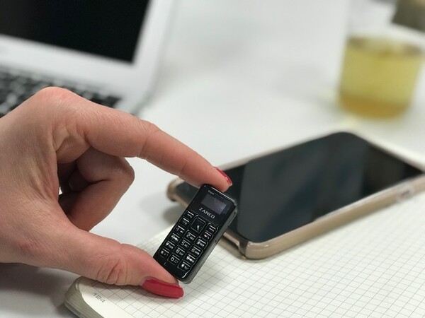 Το μικρότερο κινητό τηλέφωνο στον κόσμο έχει μέγεθος αντίχειρα και βάρος μόλις 13 γραμμάρια