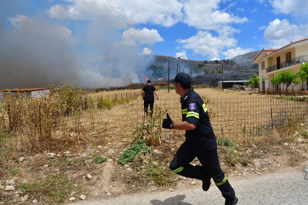 Φωτιά στο Σούνιο - Στο σημείο επιχειρούν 10 οχήματα με 20 πυροσβέστες