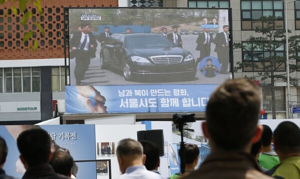 Ιστορική στιγμή: Ο Κιμ Γιονγκ Ουν σφίγγει το χέρι του Μουν Τζε-ιν στη Νότια Κορέα