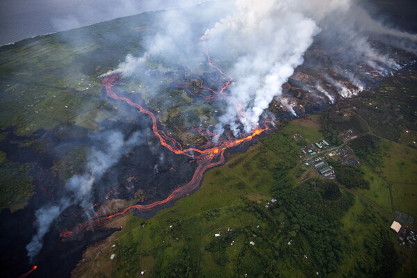 Εντυπωσιακές εικόνες από τα ποτάμια λάβας που καταπίνουν την Χαβάη
