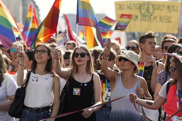 Χιλιάδες άνθρωποι στα Pride της Ευρώπης - Παρελάσεις Υπερηφάνειας σε πολλές χώρες