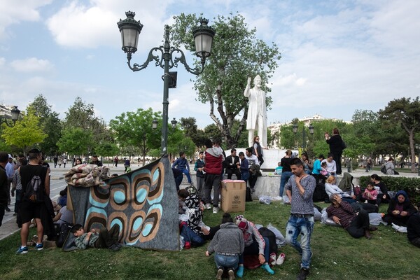 Πρόσφυγες διανυκτέρευσαν στην πλατεία Αριστοτέλους στη Θεσσαλονίκη