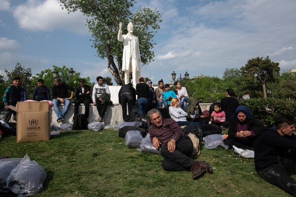 Πρόσφυγες διανυκτέρευσαν στην πλατεία Αριστοτέλους στη Θεσσαλονίκη