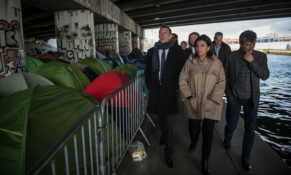 Τραγικές συνθήκες για χιλιάδες πρόσφυγες στο Παρίσι - Εκατοντάδες σκηνές έχουν στηθεί κάτω από γέφυρες