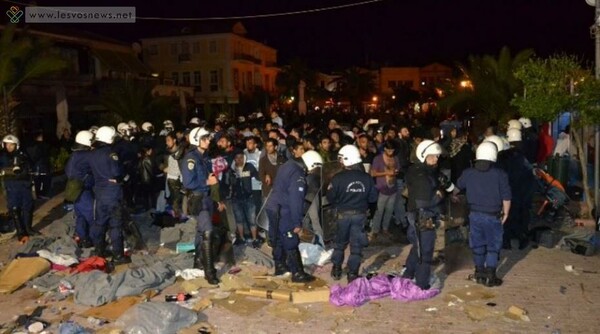 Πεδίο μάχης τη νύχτα η Μυτιλήνη - Η αστυνομία απομάκρυνε με βία τους πρόσφυγες μετά από επίθεση Χρυσαυγιτών και ακροδεξιών