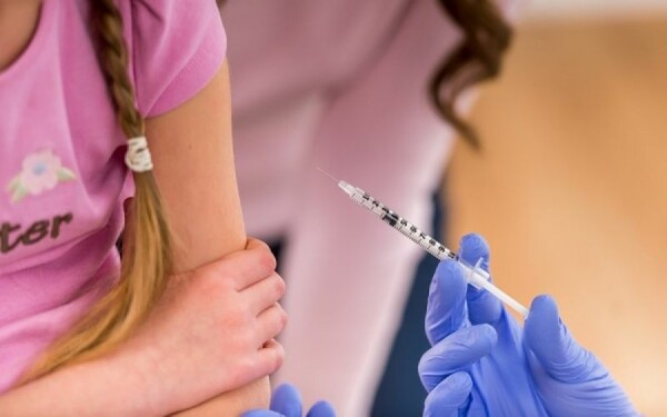 ΕΕ: Η αυξανόμενη επιφυλακτικότητα προς τα εμβόλια απειλεί τη δημόσια υγεία