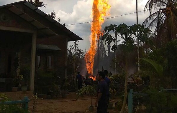 Ινδονησία: Τουλάχιστον 10 νεκροί από πυρκαγιά σε παράνομη πετρελαιοπηγή