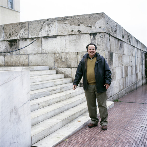 Ο Νίκος Κοτζιάς έξω από τη Βουλή το 2004.