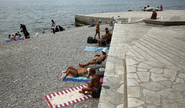 Τελικά, πόσο καθαρές είναι οι παραλίες του Σαρωνικού μετά τη ρύπανση;