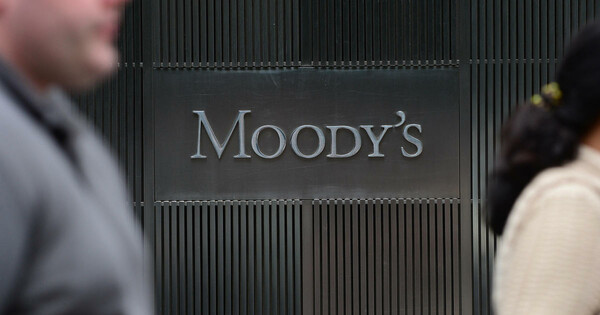 Ο οίκος Moody's απειλεί την Ιταλία