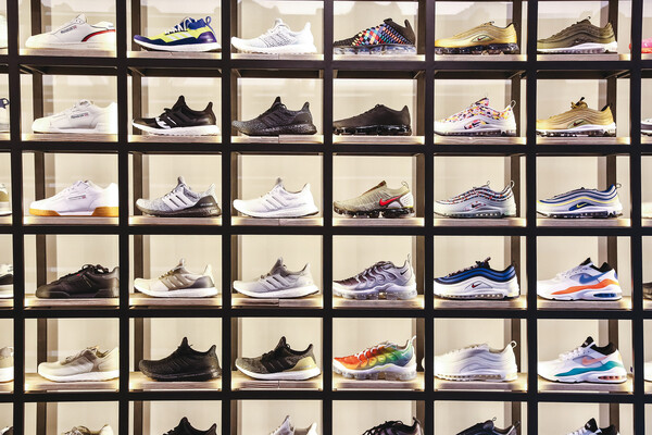 10 μαγαζιά όπου το streetwear και τα sneakers έχουν την τιμητική τους