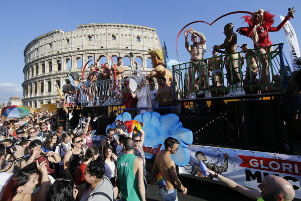 Χιλιάδες άνθρωποι στα Pride της Ευρώπης - Παρελάσεις Υπερηφάνειας σε πολλές χώρες