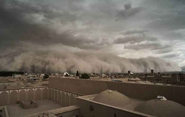 Απίστευτες εικόνες από την αμμοθύελλα που κάλυψε ιστορική πόλη του Ιράν - ΒΙΝΤΕΟ