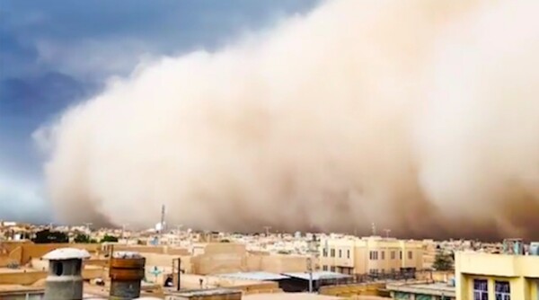 Απίστευτες εικόνες από την αμμοθύελλα που κάλυψε ιστορική πόλη του Ιράν - ΒΙΝΤΕΟ