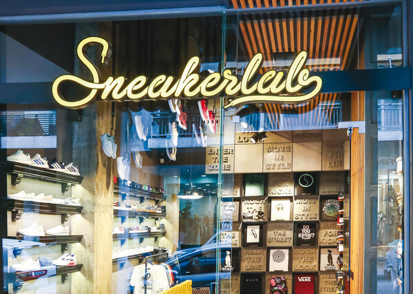 10 μαγαζιά όπου το streetwear και τα sneakers έχουν την τιμητική τους