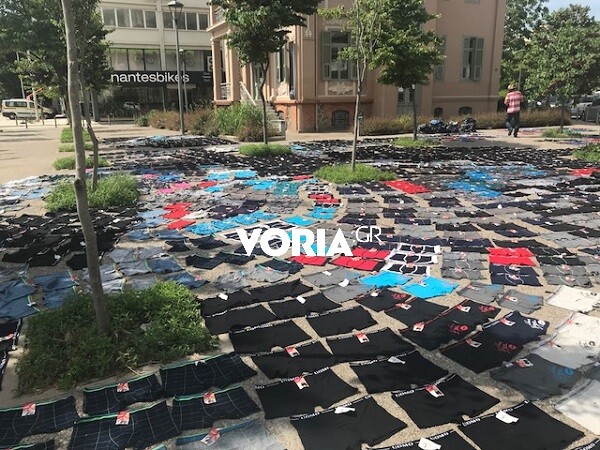 Θεσσαλονίκη: Πατέντα για κλάματα - Άπλωσε εκατοντάδες εσώρουχα να στεγνώσουν στο πεζοδρόμιο