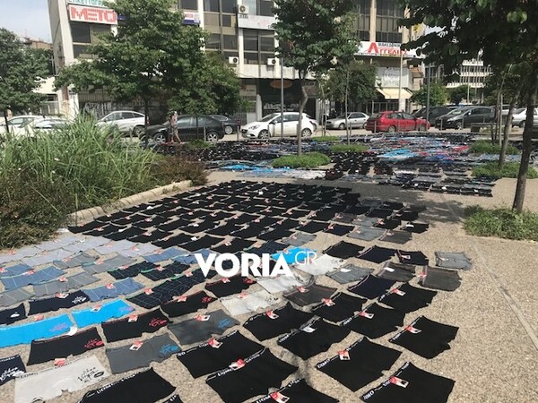 Θεσσαλονίκη: Πατέντα για κλάματα - Άπλωσε εκατοντάδες εσώρουχα να στεγνώσουν στο πεζοδρόμιο