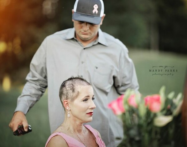 Ξύρισε το κεφάλι της γυναίκας του που μάχεται τον καρκίνο του μαστού - Η φωτογράφιση που συγκίνησε χιλιάδες