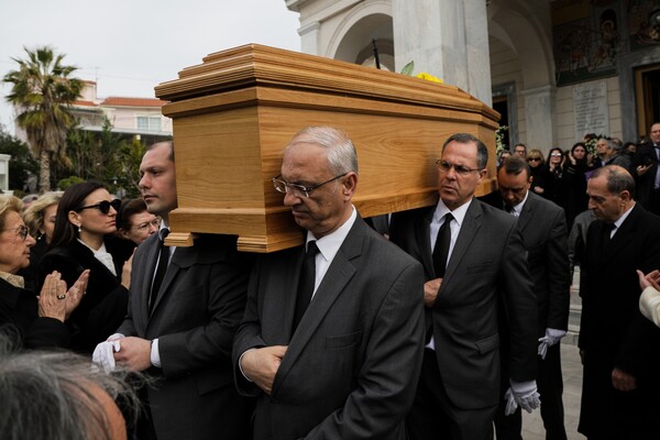 Το τελευταίο αντίο στην Νίκη Γουλανδρή - Πλήθος κόσμου, πολιτικοί και καλλιτέχνες στην κηδεία