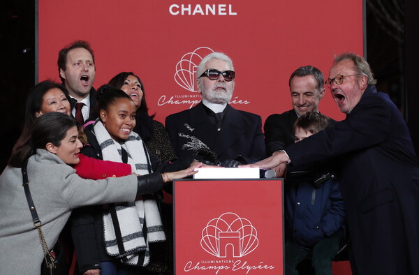 Εκπρόσωπος του Karl Lagerfeld εξηγεί τι συνέβη στα δόντια του σχεδιαστή και γιατί εμφανίστηκε έτσι στο Παρίσι