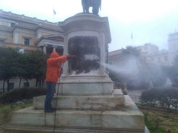 Άγνωστοι βανδάλισαν το άγαλμα του Κολοκοτρώνη - Καθαρίστηκε από τον Δήμο
