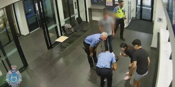 Αυστραλία: Η στιγμή που αστυνομικός σώζει βρέφος από πνιγμό