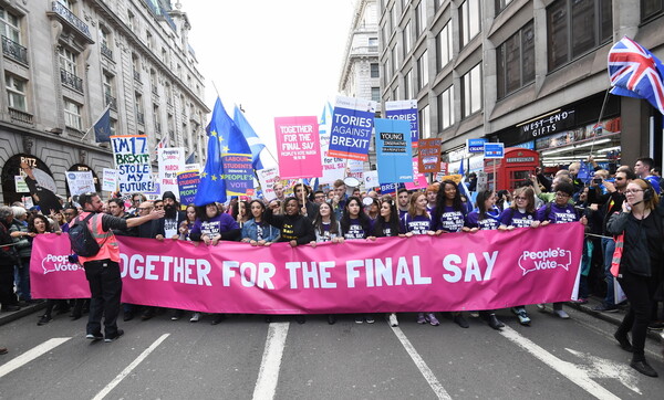 Πανηγυρισμοί για την αναβολή του Brexit - Χιλιάδες Βρετανοί στους δρόμους ζητούν νέο δημοψήφισμα