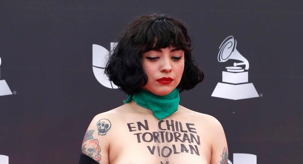 «Βιάζουν, σκοτώνουν, βασανίζουν» - Η τραγουδίστρια που αποκάλυψε το στήθος της για τη Χιλή