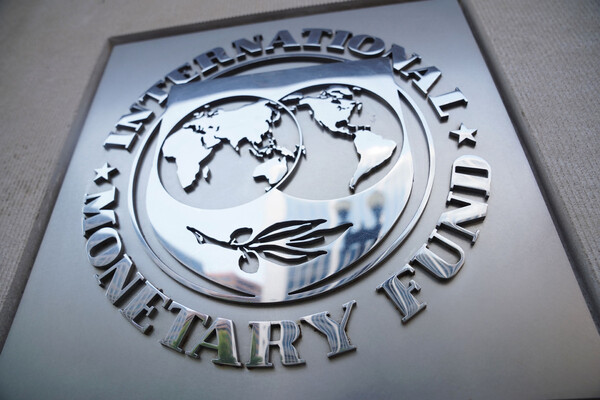 Handelsblatt: «Θετικό μήνυμα για την Ελλάδα η αποχώρηση του ΔΝΤ»