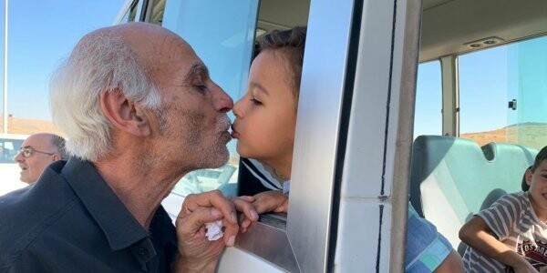 H φωτογραφία από τη Συρία που συγκινεί: Ο παππούς αποχαιρετά το εγγόνι του