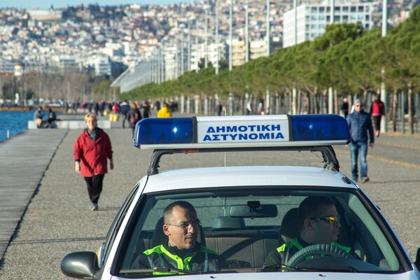 Κορωνοϊός στη Θεσσαλονίκη: Με μεγάφωνα οι αστυνομικοί ζητάνε από τον κόσμο να μείνει σπίτι - Κάποιοι εκνευρίστηκαν
