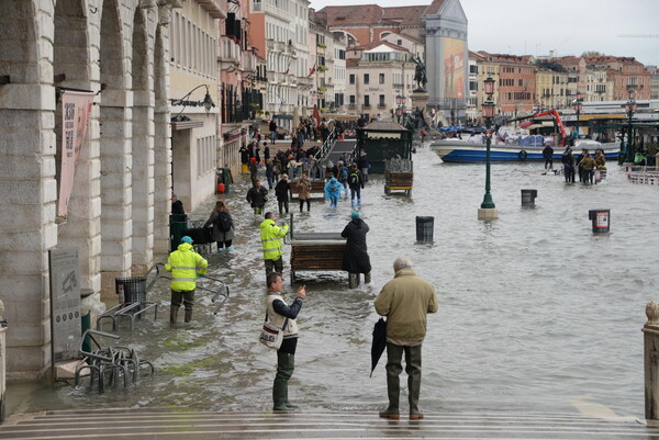 Η επόμενη μέρα στη Βενετία - Βυθισμένη, κατεστραμμένη και σε κατάσταση έκτακτης ανάγκης