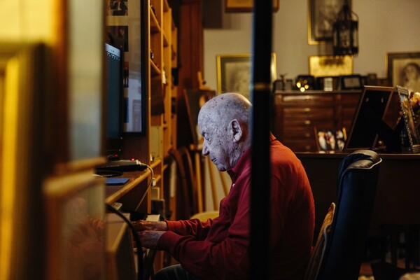 Ο Μίμης Πλέσσας στα 95 του, αφηγείται την πλούσια ζωή του