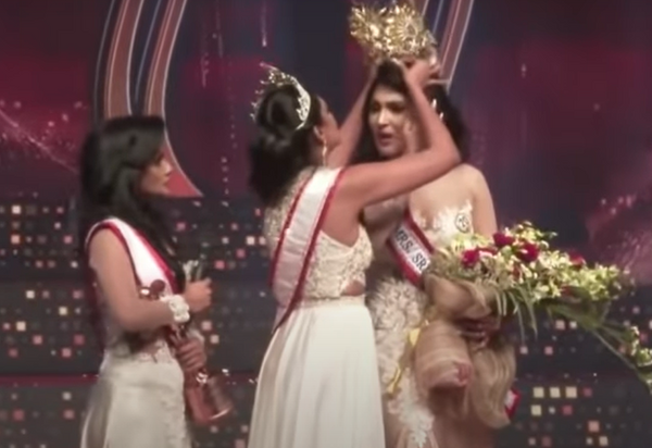 Τραυματίστηκε η Mrs. Σρι Λάνκα στον διαγωνισμό ομορφιάς - Η Μrs. World της έβγαλε το στέμμα [ΒΙΝΤΕΟ]