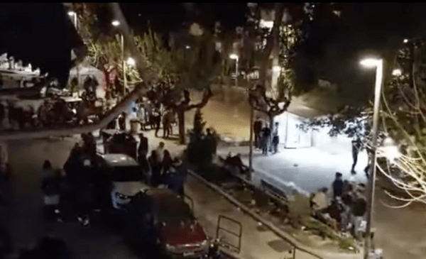 Παγκράτι: Αυτοσχέδια πάρτι με DJ και φωτοβολίδες στην πλατεία Βαρνάβα