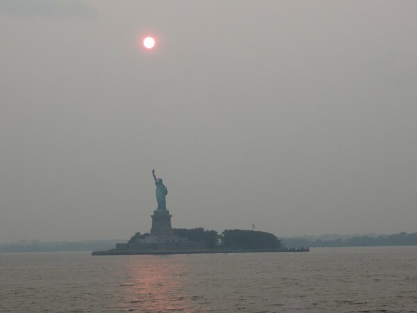 Ο κόκκινος ήλιος της Νέας Υόρκης - Η πόλη χάθηκε μέσα στον «καπνό» λόγω των πυρκαγιών [ΕΙΚΟΝΕΣ&ΒΙΝΤΕΟ]