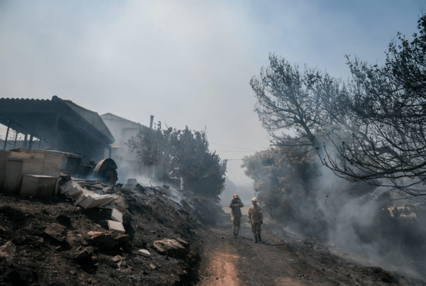 Ανεξέλεγκτη η πυρκαγιά στα Βίλια: Προληπτική εκκένωση νέων οικισμών – Χωρίς ενεργά μέτωπα η Κερατέα