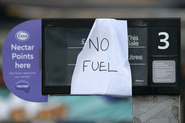 Βρετανία: Στρατιώτες στη διανομή καυσίμων ενώ οι ουρές στα βενζινάδικα συνεχίζοται