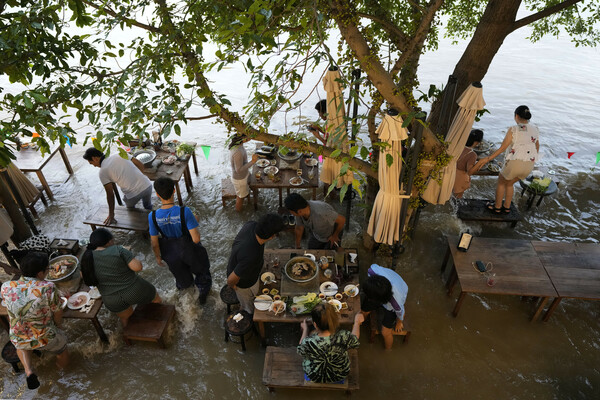 Ταϊλάνδη: Εστιατόριο επλήγη από τις πλημμύρες και οι πελάτες κάνουν ουρές για να φάνε μέσα στο νερό (Φωτογραφίες)