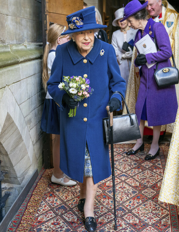 Η βασίλισσα Ελισάβετ με μπαστούνι- Για πρώτη φορά σε μεγάλη δημόσια εκδήλωση
