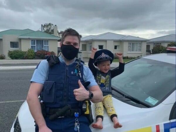 Αυστραλία: 4χρονος κάλεσε το 100 για τα παιχνίδια του και ένας αστυνομικός πήγε να τα δει [ΒΙΝΤΕΟ]
