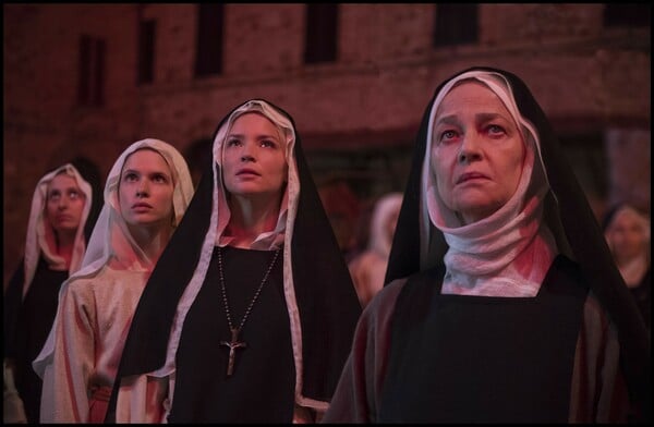 Δάφνη Πατακιά στη LiFO: οι γυναίκες της εποχής περνούσαν πολύ καλύτερα μέσα στο μοναστήρι, παρά έξω