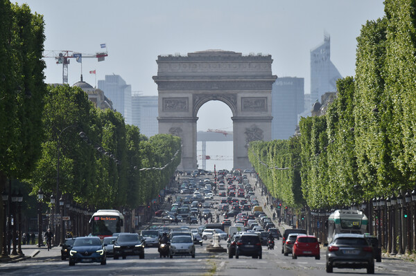 «Το Παρίσι έχει γίνει ένας κάδος σκουπιδιών»: Ο παλιός σύμβουλος του Μακρόν, Stéphane Bern εγκαταλείπει την πόλη
