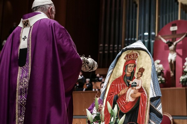 Ο Πάπας Φραγκίσκος τέλεσε Θεία Λειτουργία στο Μέγαρο Μουσικής