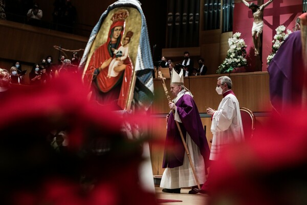 Ο Πάπας Φραγκίσκος τέλεσε Θεία Λειτουργία στο Μέγαρο Μουσικής