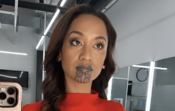Μαορί δημοσιογράφος γράφει ιστορία: Η πρώτη παρουσιάστρια με τατουάζ προσώπου σε κεντρικό δελτίο ειδήσεων