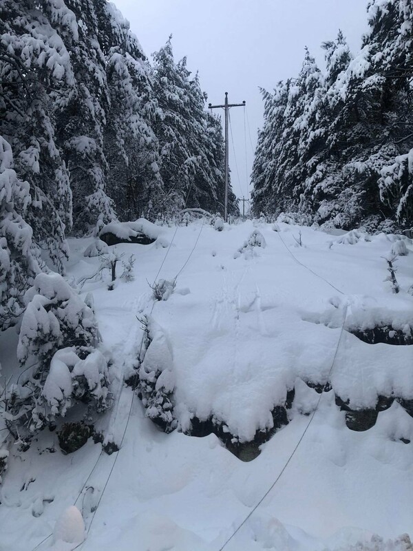 Για 5η ημέρα αποκλεισμένοι στα χιόνια και χωρίς ηλεκτρικό ρεύμα στο Καταφύγι Βελβεντού: «Λιγοστεύει το νερό»