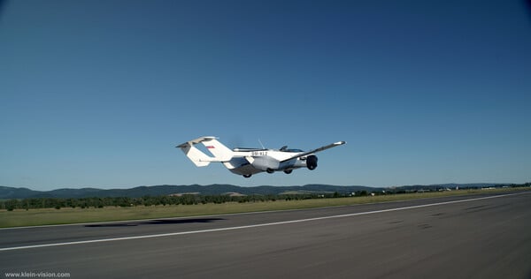 Σλοβακία: Ιπτάμενο αυτοκίνητο πήρε το «πράσινο φως», αλλά χρειάζεται άδεια πιλότου