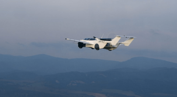 Σλοβακία: Ιπτάμενο αυτοκίνητο πήρε το «πράσινο φως», αλλά χρειάζεται άδεια πιλότου