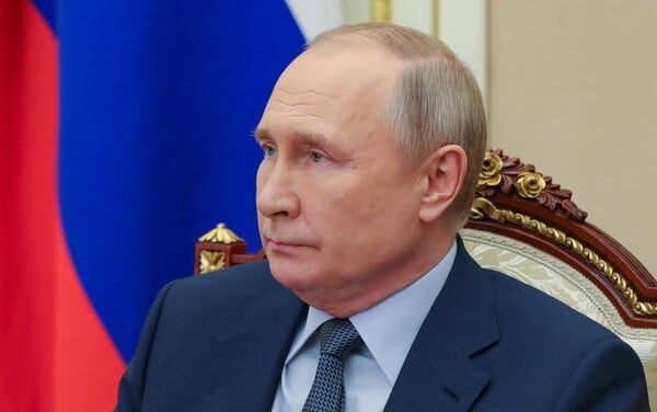 Τι συμβαίνει με την υγεία του Πούτιν; Εμφανίστηκε «πρησμένος, σκυθρωπός, να σφίγγει το τραπέζι» 